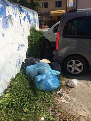 spazzatura abbandonata a Portoferraio