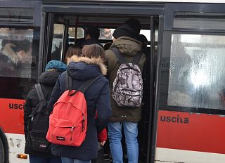 studenti prendono il bus