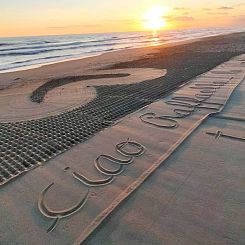La scritta Ciao Raffaella sulla spiaggia