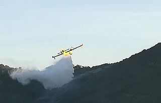 Un canadair in volo sull'incendio a Cinigiano