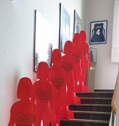 Le sagome rosse sulle scale interne del municipio di Capannoli