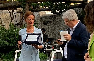 Cristina Manetti riceve il premio da Massimo Scambelluri