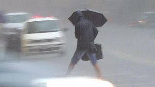 temporale e persona con l'ombrello