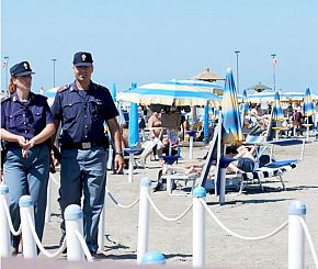 polizia nello stabilimento balneare