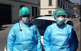 medici e infermeri con mascherine e tute di protezione