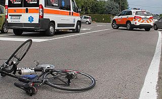 bicicletta incidentata e ambulanza