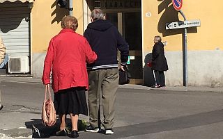 coppia di anziani attraversa la strada