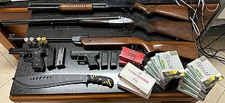 Le armi trovate in casa del 53enne