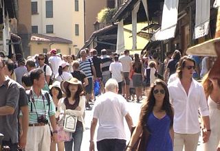 Turisti in centro a Firenze - foto di repertorio