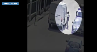 Uno dei presunti trafficanti in azione