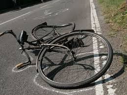 Una bicicletta a terra dopo un incidente