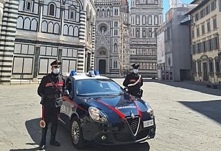 In foto il presidio dell'Arma in piazza Duomo