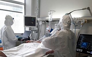 sanitari in tenuta anti covid in ospedale al letto di un paziente