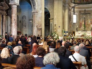 Il duomo di Pietrasanta gremito per i funerali di Botero