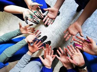 mani di bambini colorate
