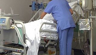 ospedale infermiere al letto di un paziente