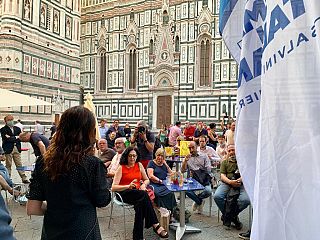 Susanna Ceccardi, di spalle, parla a suoi sostenitori ieri a Firenze (foto da Fb)