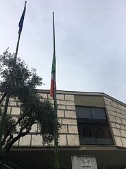 bandiere a mezz'asta al municipio di Carrara