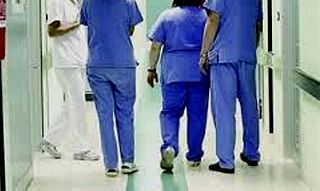 medici e infermieri in corridoio di ospedale