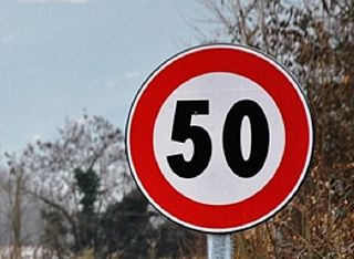 cartello limite di velocità 50 chilometri orari