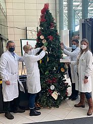 L'albero di Natale decorato dai volontari ospedalieri