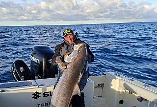 Marco Volpi con l'enorme ricciola