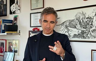 Il professor Domenico Prattichizzo indossa l'anello