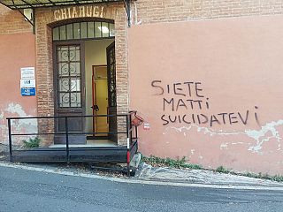 La scritta sul muro del centro di salute mentale a Siena