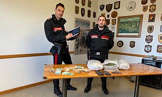 I carabinieri con la droga rinvenuta