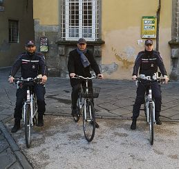 L'assessore Minniti in bici con agenti della Municipale