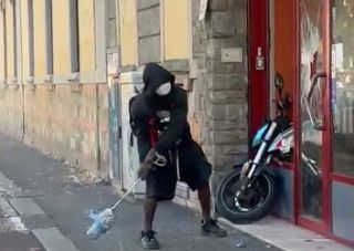 L'uomo in azione a volto coperto