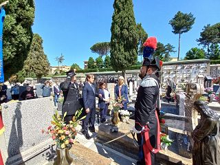 La cerimonia al cimitero
