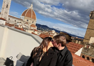 Scatto davanti alla cupola del Brunelleschi per Max Verstappen e Kelly Piquet