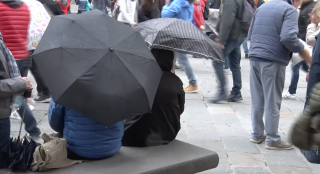 persone con l'ombrello