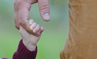 mani di uomo e bambino
