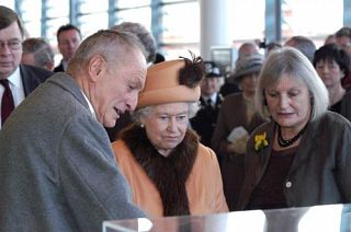 L'architetto Rogers con la regina Elisabetta - foto Wikipedia