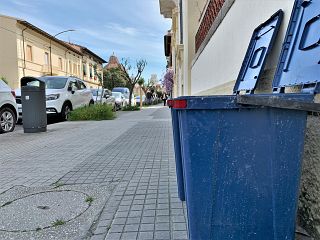 Mastelli per i rifiuti in una strada vicina a Piazza dei Miracoli