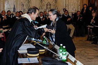 La professoressa Galbiati riceve l'Ordine del Cherubino dal rettore Pasquali nel 2009