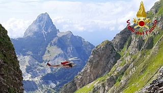 elicottero dei vigili del fuoco tra i monti