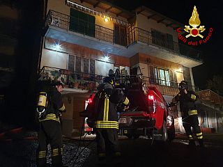 L'intervento dei pompieri per domare l'incendio