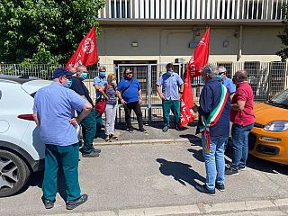 Il presidio dei lavoratori dello scorso luglio davanti alla Steab