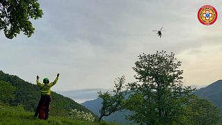 elicottero e soccorritore in montagna