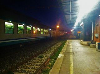 treno in stazione di notte