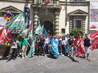 I lavoratori in presidio, con loro al centro Valerio Fabiani
