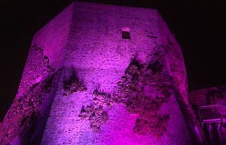 La torre del castello Aghinolfi illuminata