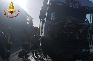 Il camion fuori strada e l'intervento dei vigili del fuoco