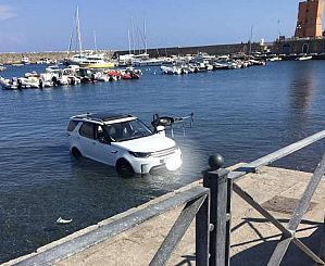 L'auto in mare a Rio Marina (foto da Facebook di Marcello Fumaroli)