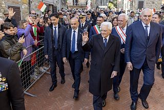 Il presidente Mattarella e il ministro Crosetto a Civitella. Alle loro spalle il presidente della Regione Giani e il sindaco Tavarnesi