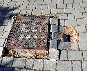 Le mattonelle sconnesse della pavimentazione al parcheggio del Fossato
