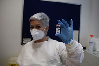 un'infermiera con in mano una dose di vaccino